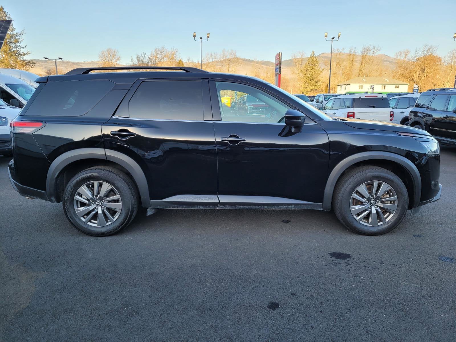 2024 Nissan Pathfinder SV