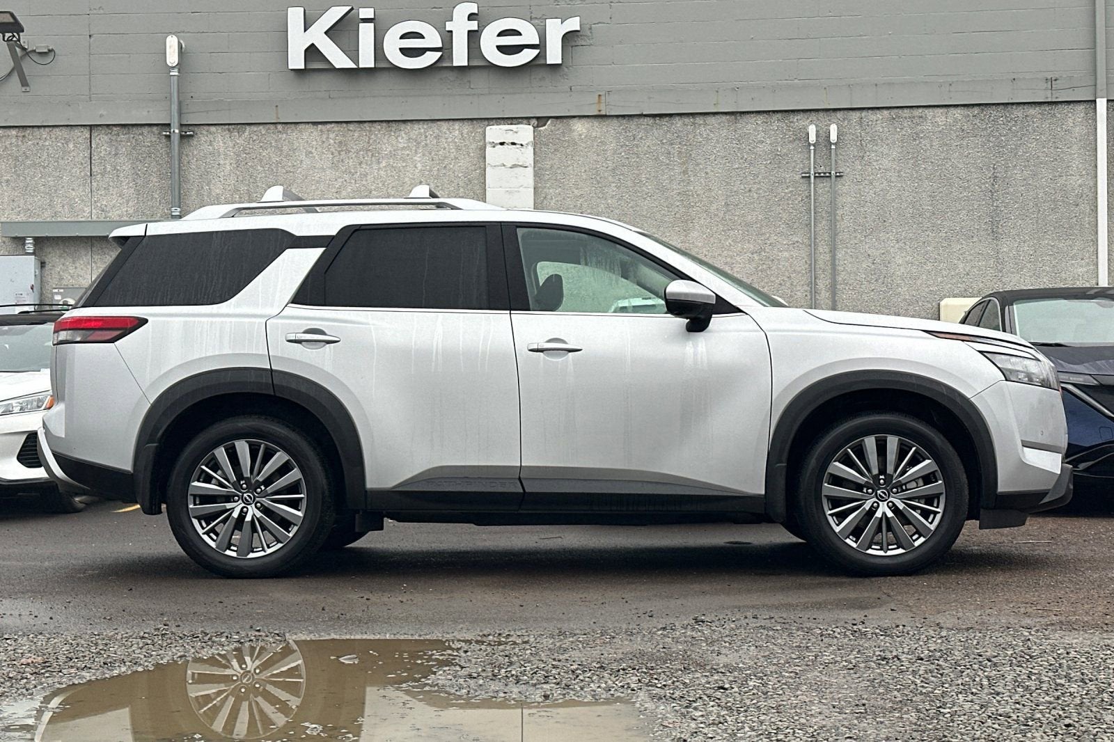 2025 Nissan Pathfinder SL