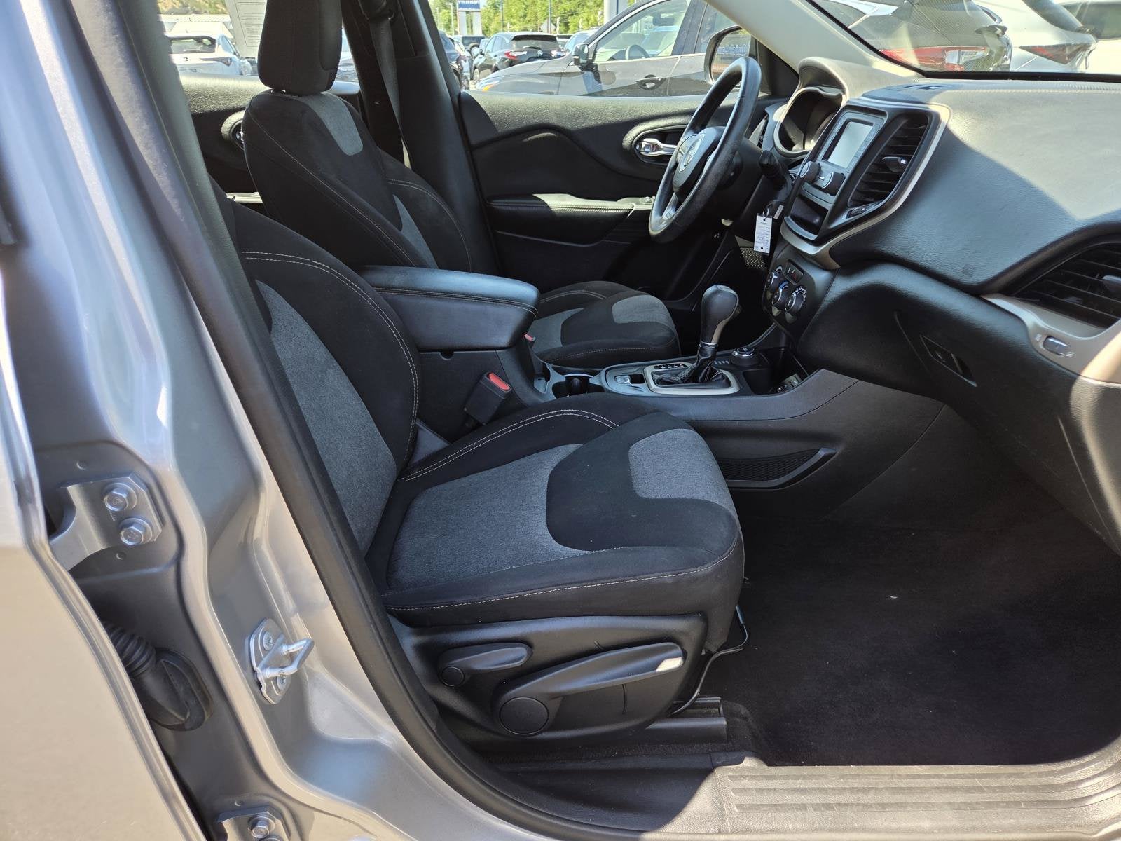 2016 Jeep Cherokee Sport