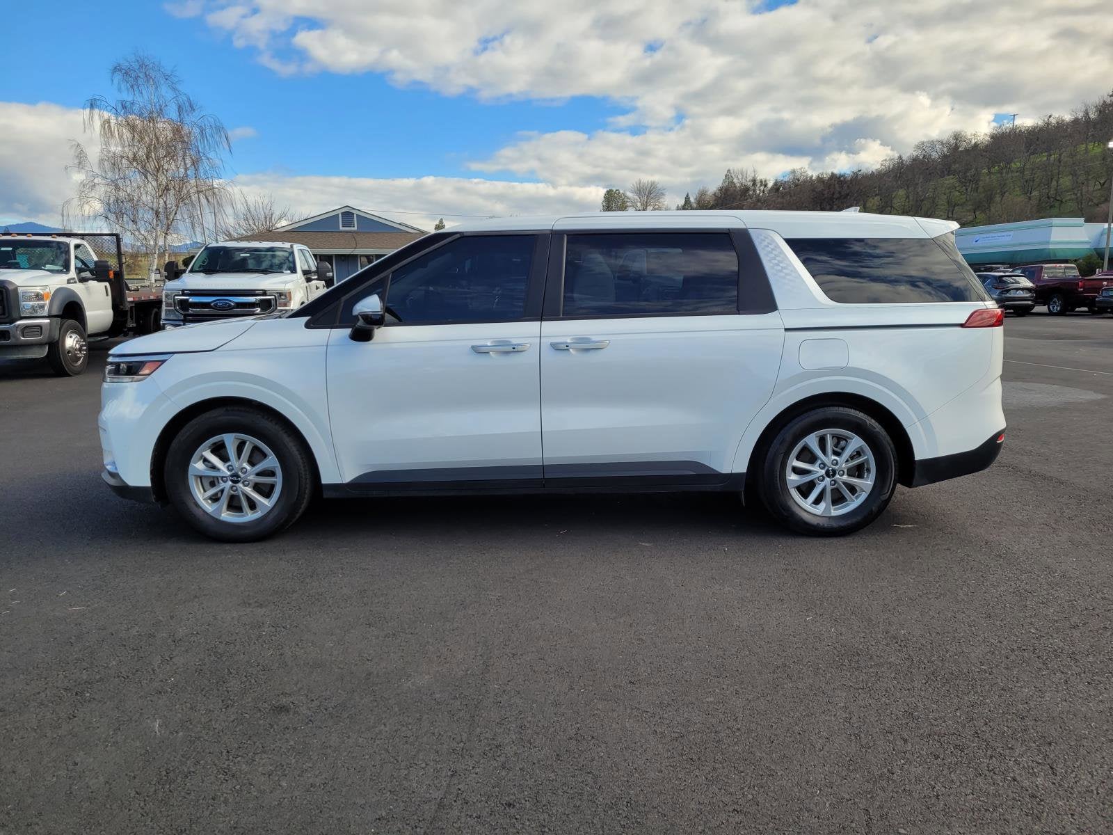 2024 Kia Carnival LX